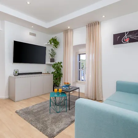 Bay View Apartment *